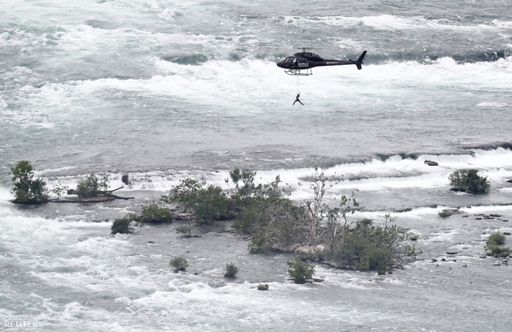 2017-06-15T135413Z 1900827812 RC1DC78DA660 RTRMADP 3 PEOPLE-WALL