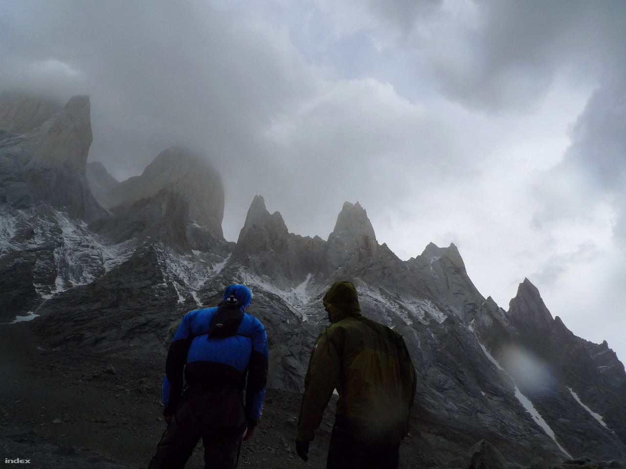 Patagónia sziklatornyai Dél-Amerikában az egyik olyan terep, ahol a kortárs hegymászás nagy kalandjai zajlanak. Egy magyar csapat áll a Fitz Roy tömbje előtt.