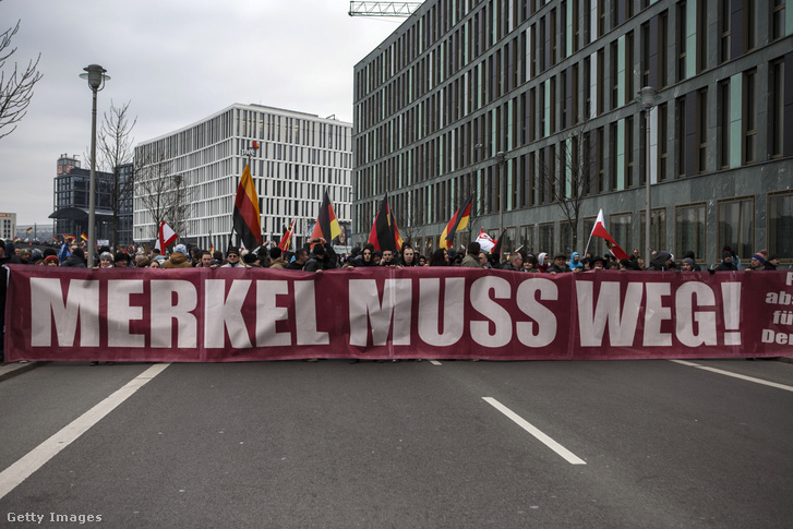 Merkelnek mennie kell! áll az AfD-hez köthető szélső jobboldaliak tüntetésén Berlinben, amit 2016 nyarán tartottak a tartományi választások előtt.