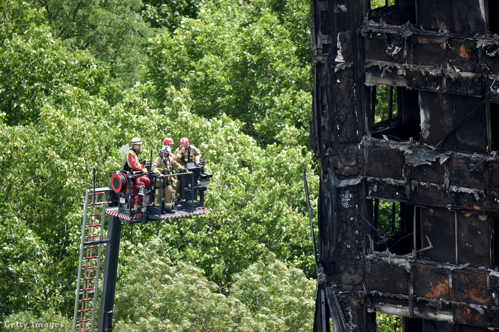 Tűzoltók vizsgálják a teljesen kiégett épületet