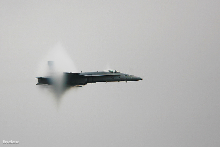A fotó a 2010-es kecskeméti repülőnapon készült egy F-18-asról, ami garantáltan nem lépte át a hangsebességet (az erre vonatkozó tiltás miatt)