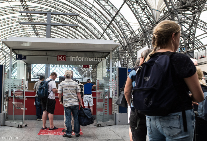 A késő vonatok miatt várakoznak utasok a drezdai pályaudvaron
