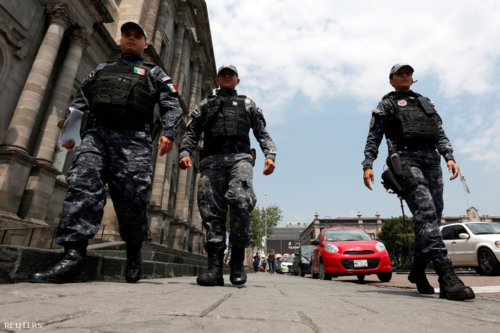 Mexikói rendőrök Tolucában