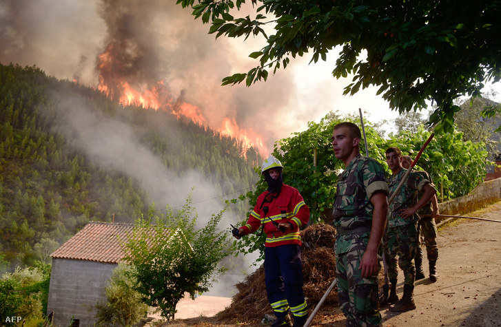 Katonák és tűzoltók dolgoznak a lángok megfékezésén, június 19-én.