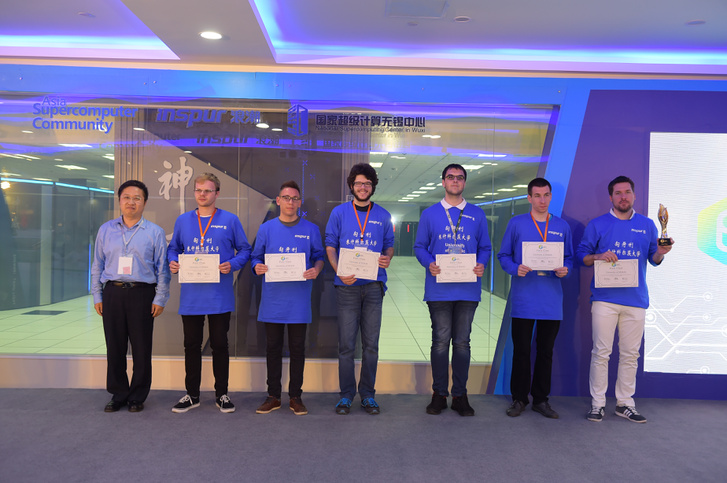 A Miskolci Egyetem Asia Student Supercomputer Challenge (ASC17) nevű hallgatói versenyen díjazott csapata a kínai Vuhsziban.