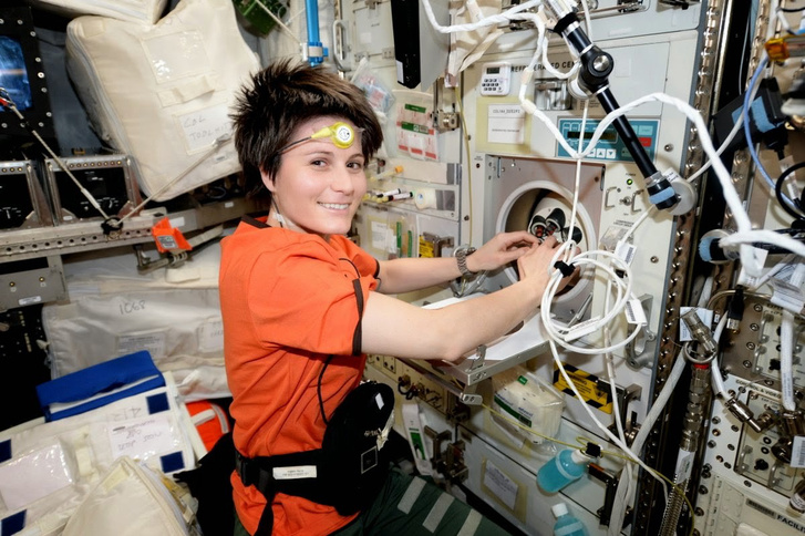 Samantha Cristoforetti (ESA) is részt vett a kutatásban amikor 2014-2015 folyamán az ISS-en járt