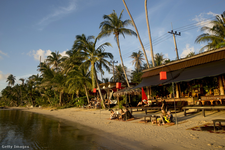 Turisták egy thaiföldi tengerparton