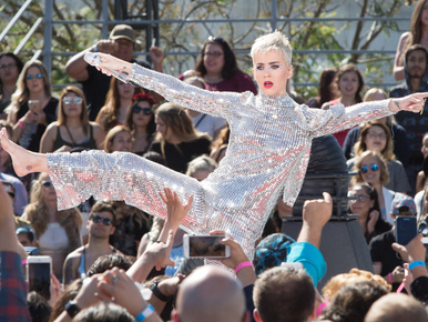 Katy Perry hivatalossan is a Twitter királynője lett 100 millió követőjével
