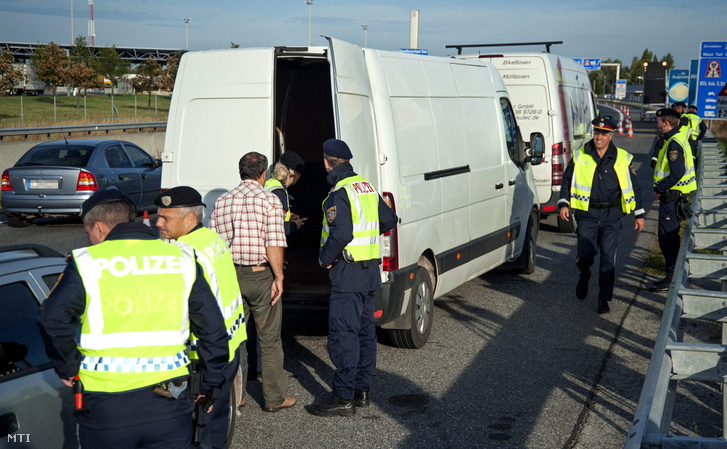 Osztrák rendőrök illegális bevándorlókat keresve szúrópróbaszerűen ellenőriznek egy járművet Nickelsdorfnál (Miklóshalma) 2015. szeptember 16-án. Ezen a napon reggel az osztrák rendőrség megkezdte a határellenőrzést a magyar-osztrák határátkelési pontokon.