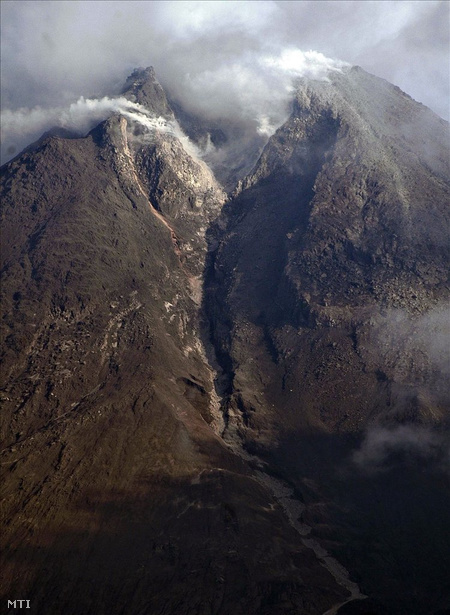 Vulkáni gáz és füst tör elő a Merapi vulkán kráteréből