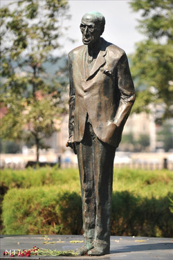 Károlyi Mihály szobra a Kossuth téren