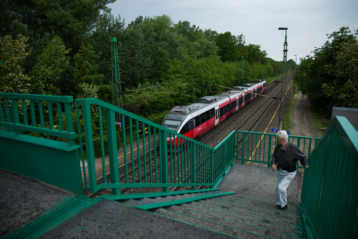 A Budapest irányába induló vonathoz siet egy utas az abdai megállóhelyen