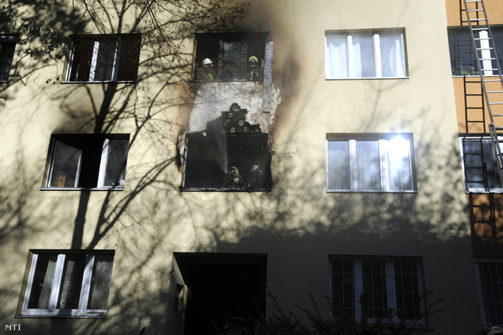 Tűzoltók dolgoznak egy panelház egyik első emeleti lakásában keletkezett tűz oltásán a XI. kerületi Fehérvári úton 2016. november 28-án. A lakás teljes terjedelmében égett. A tűz továbbterjedését sikerült megakadályozni. Az épületet kiürítették tizenöt embernek kellett elhagynia otthonát. A mentők egy embert súlyos sérüléssel, négyet megfigyelésre vittek kórházba.
