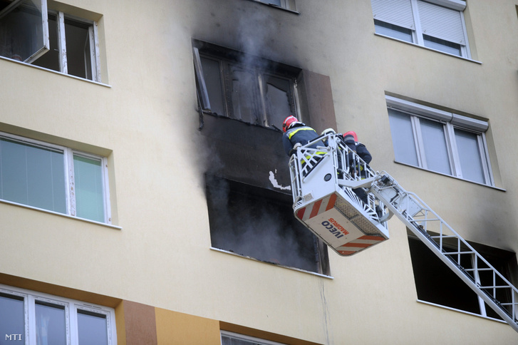 Tűzoltók dolgoznak a főváros XV. kerületében ahol kigyulladt egy lakás egy tízemeletes panelház nyolcadik emeletén 2012. december 10-én. A tűzoltók húsz embert hoztak ki a házból hárman enyhébb fokú füstmérgezést szenvedtek a kiégett lakás tulajdonosa pedig kórházba került.