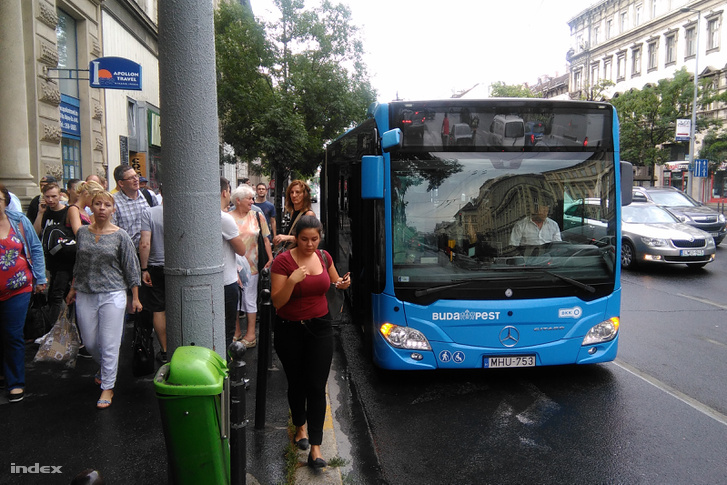 Lerobbant metrópótló busz az Arany János utca és a Nyugati pályaudvar közötti szakaszon