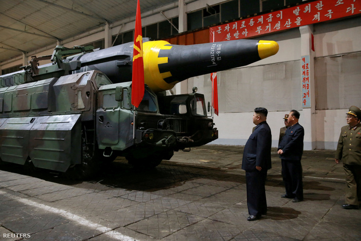 Kim Dzsongun észak-korei vezető a Hwasong-12, közepes hatótávolságú ballisztikus rakétát tekinti meg