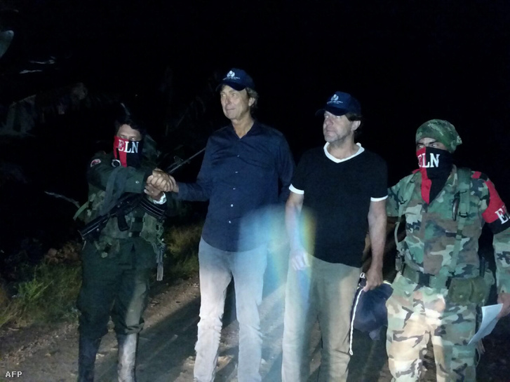 A kolumbiai ombudsmani hivatal által 2017. június 24-én közreadott kép Derk Johannes Bolt holland újságíróról és Eugenio Ernest Marie Follender holland operatőrről, miután a kolumbiai ELN lázadócsoport szabadon engedte őket El Tarra közelében június 23-án