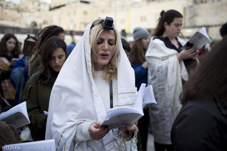 A Siratófal asszonyai, a női vallási egyenjogúságért küzdő szervezet tagjai imádkoznak a Siratófalnál