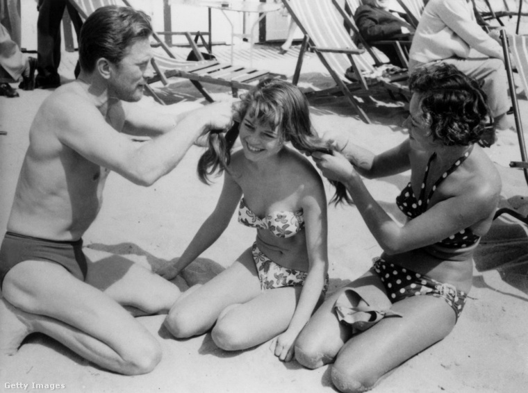 Tudta, hogy Brigitte Bardot volt az első színésznő, aki bikiniben jelent meg a filmvásznon? Sőt, ő volt az, aki legelőször így mutatkozott a Cannes-i filmfesztiválon 1953 áprilisában