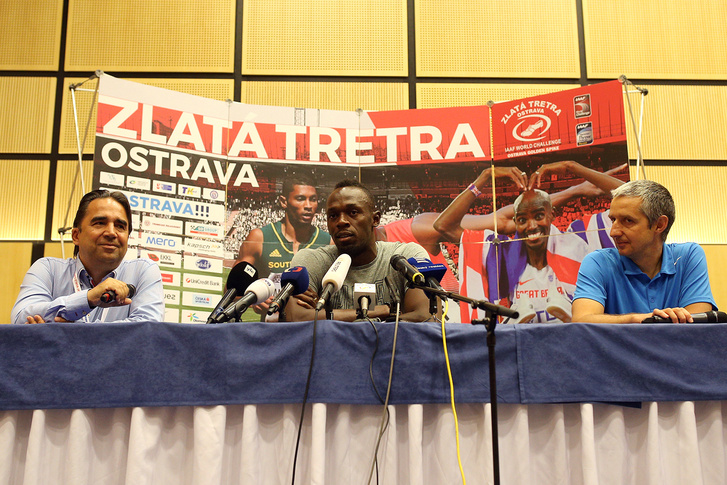 Alfonz Juck (balról) és Usain Bolt a Zlatá Tretra sajtótájékoztatóján