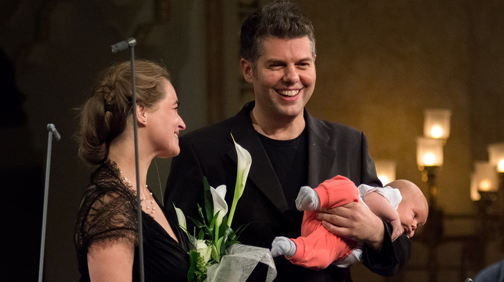 Kokas Katalin és Kelemen Barnabás kislányukkal, Olgával