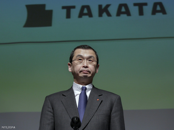 Takada Sigehisza, a Takata japán autóipari beszállító cég elnök-vezérigazgatója sajtótájékoztatót tart Tokióban 2015. június 25-én. A Takata vezetője most először jelent meg a nyilvánosság előtt az után hogy májusban elismerték felelősségüket nem kevesebb mint 34 millió jármű visszahívásában.