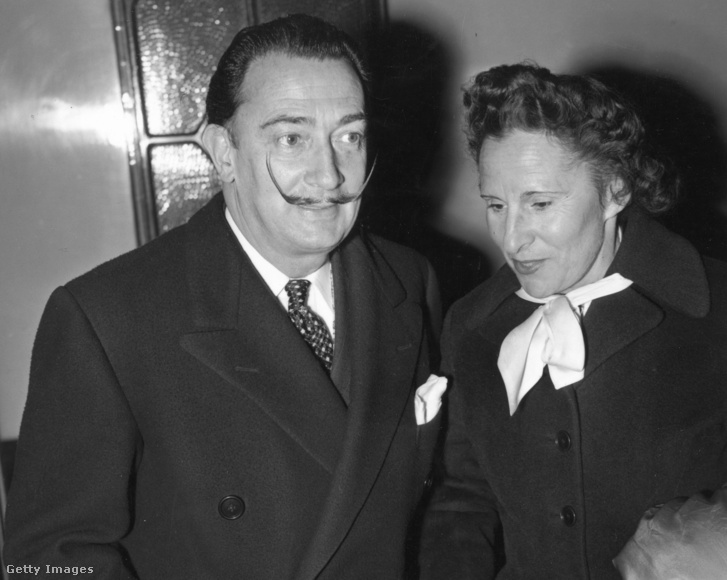 Salvador Dalí és felesége, Gala. Ha hihetünk a híreknek, akkor Pilar Abel Martínez is pont így néz ki, mínusz a bajusz.