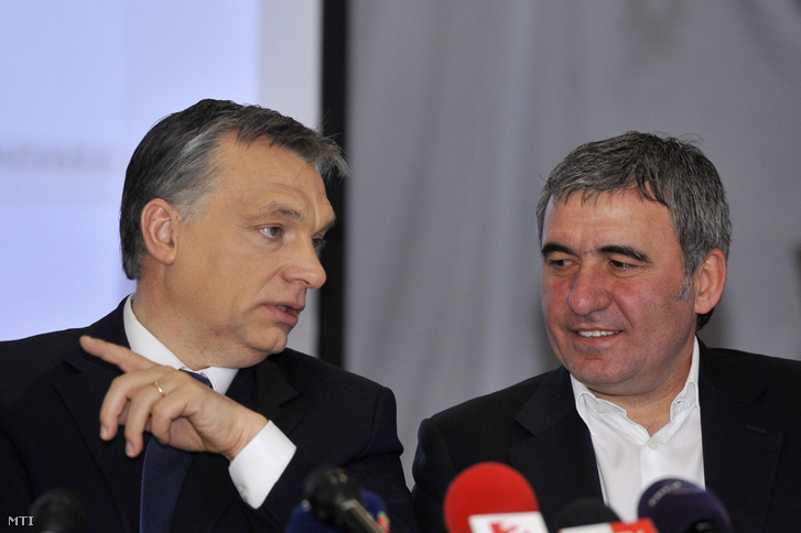 Orbán Viktor miniszterelnök (b) és Gheorghe Hagi 125-szörös román válogatott labdarúgó (j) a Puskás Suzuki Kupa nemzetközi utánpótlás-labdarúgótorna sajtótájékoztatóján a budapesti Symbol étteremben 2013. március 21-én.