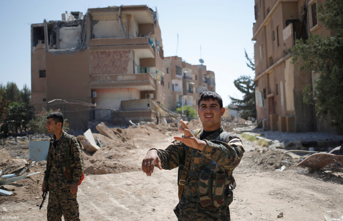 Kurd katonák Rakkában, június 27-én