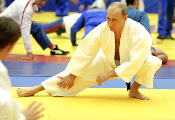 Vlagyimir Putyin dzsúdóedzésen. Az orosz elnök maga is űzi a sportot.