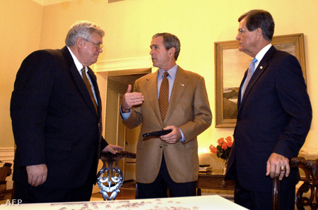 George W. Bush (középen), Dennis Hastert (balra) és Trent Lott (jobbra) 2002 novemberében, a félidős választás eredményeire várva (Fotó: Eric Draper)