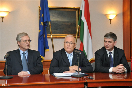 A januárban még külügyminiszter Balázs Péter, mellette (balra)  Kiss Tibor, az állandó képviselet korábbi és Iván Gábor a képviselet akkori vezetője. (Fotó: Soós Lajos)