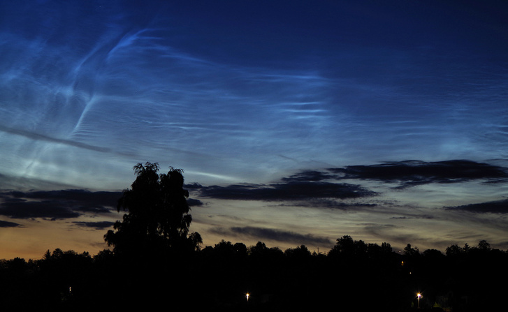 A halszálka- vagy fésűszerű kék hullámok az éjszakai világító felhők tipikus megjelenési formái. A fotó Mogyoródon készült.