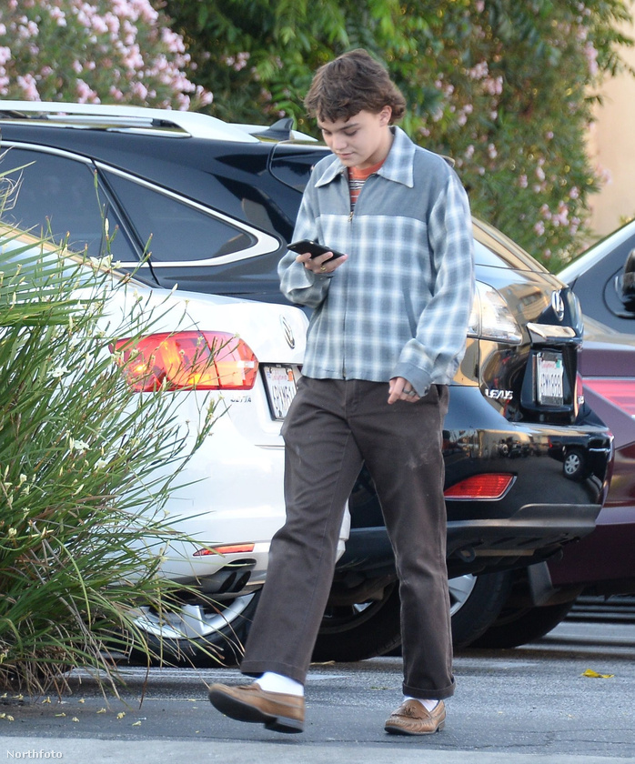 Egy nagyon híres színész fiát látja közlekedni Los Angeles utcáin