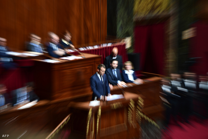 Emmanuel Macron francia elnök beszél a megalakuló Nemzetgyűlés első ülésén a versailles-i királyi palotában 2017. július 3-án.