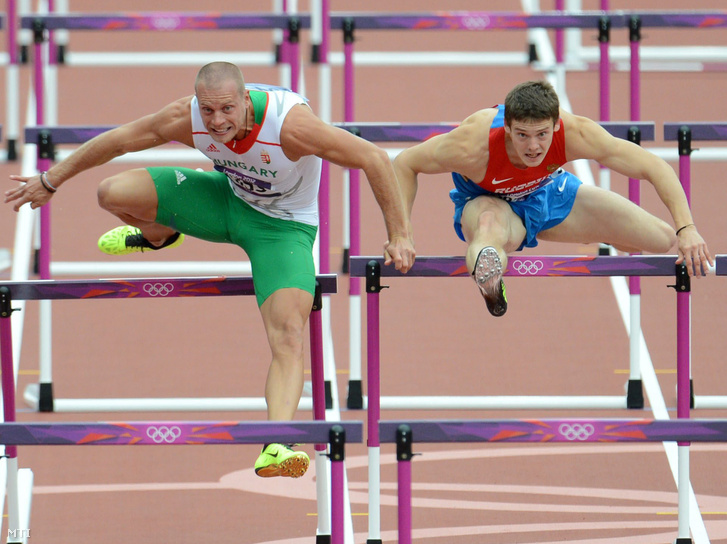 Kiss Dániel (b) versenyez az orosz Alekszej Dremin mellett a 2012-es londoni nyári olimpia férfi 110 méteres gátfutás versenyszámának előfutámában az Olimpiai Stadionban 2012. augusztus 7-én.