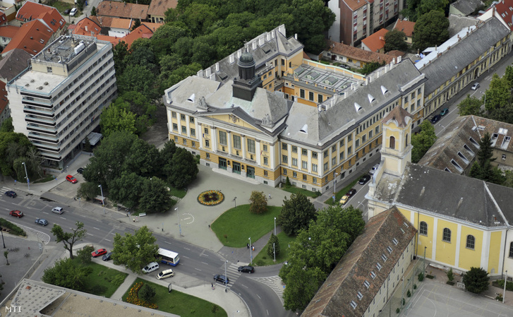 A kecskeméti Piarista Általános Iskola Gimnázium és Diákotthon. A város híres kegyesrendi (piarista) iskolája Kecskemét egyik legrégebbi, 1714-ben alapított oktatási intézménye.