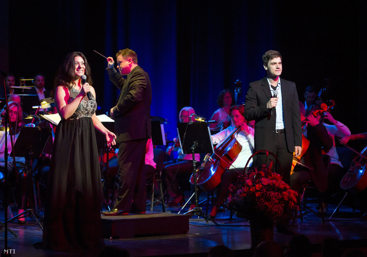 Brassói-Jőrös Andrea és Juhász Levente, a dalverseny fődíjasai énekelnek a 10. Armel Opera Festivál gálaestjén a Thália Színházban 2017. július 4-én.