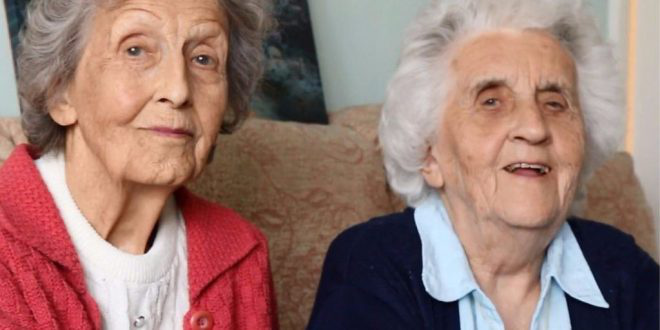 Vera (93) és Edna (91) nyolcvan éve énekelnek egy kórusban