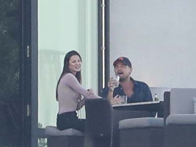 Leonardo DiCaprio egy barna hajú csajjal és híres haverjaival ünnepelt