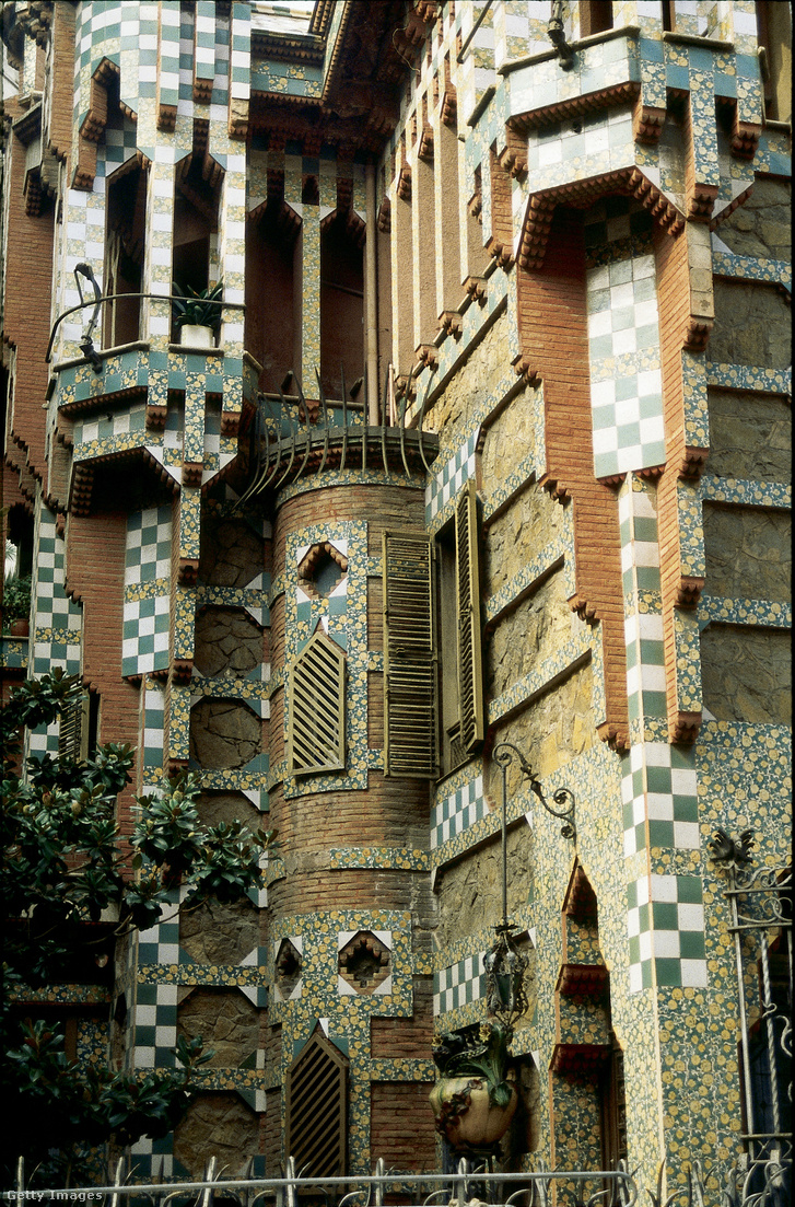 La Casa Vicens 1883 és 1888 között épült. A díszítő kerámiák a megrendelő, Manuel Vicens i Montaner, barcelonai kerámiagyáros foglalkozására utalnak. Az egyetlen családnak szánt ház volt az első, amit Antonio Gaudí tervezett.