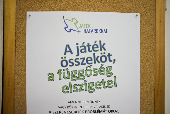 Az Ökumenikus Segélyszervezet szenvedélybetegekkel foglalkozó programjának posztere.