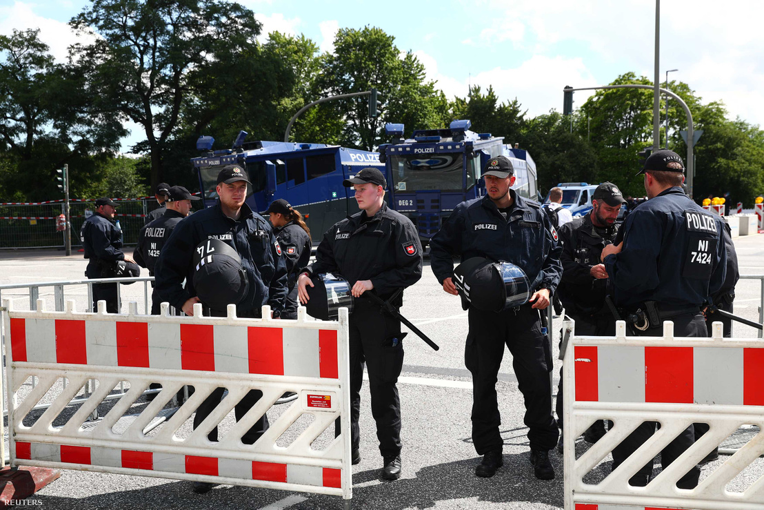 Német készenléti rendőrök a G20-as csúcs helyszínén. Háttérben vízágyú.