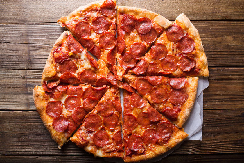 Egy közepes, 100 grammos pizzaszelet szalámival megrakva 265 kalória. Ha egy egész pizzát megeszel, akár az 1000 kalóriát is könnyen átlépheted.