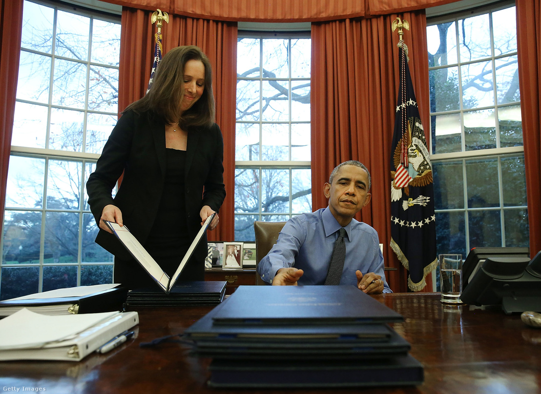 Barack Obama az elnöki irodai munka közben.