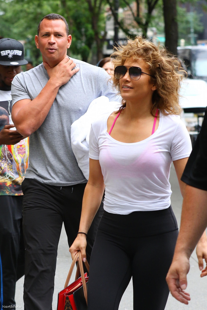 Azért máshol is történtek izgalmas dolgok, nemcsak Párizsban: Jennifer Lopez énekesnő például cicanadrágban ment edzeni a pasijával, így híres feneke is jól kivehető vált.
                        