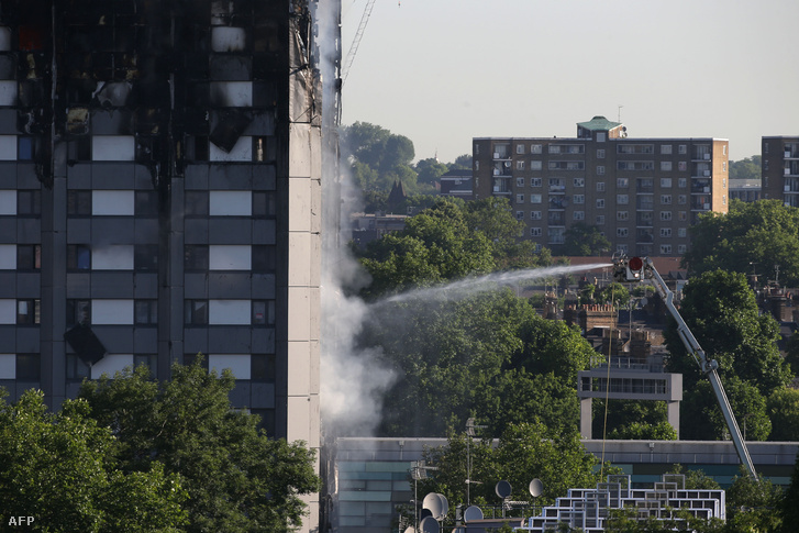 Tűzoltók oltják a Grenfell Tower toronyházat