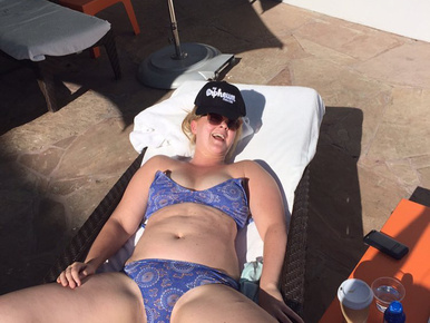 Amy Schumer úgy napozik a bikinijében, hogy az kimeríti a polgárpukkasztás fogalmát