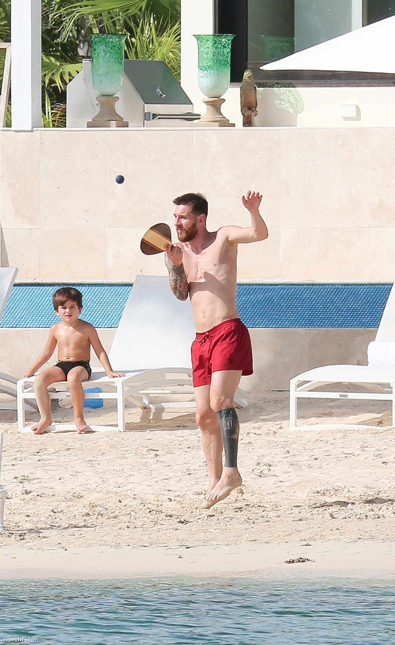 Ha esetleg nem lenne ismerős, a képen látható férfi Lionel Messi, a világ egyik legjobb, legértékesebb focistája