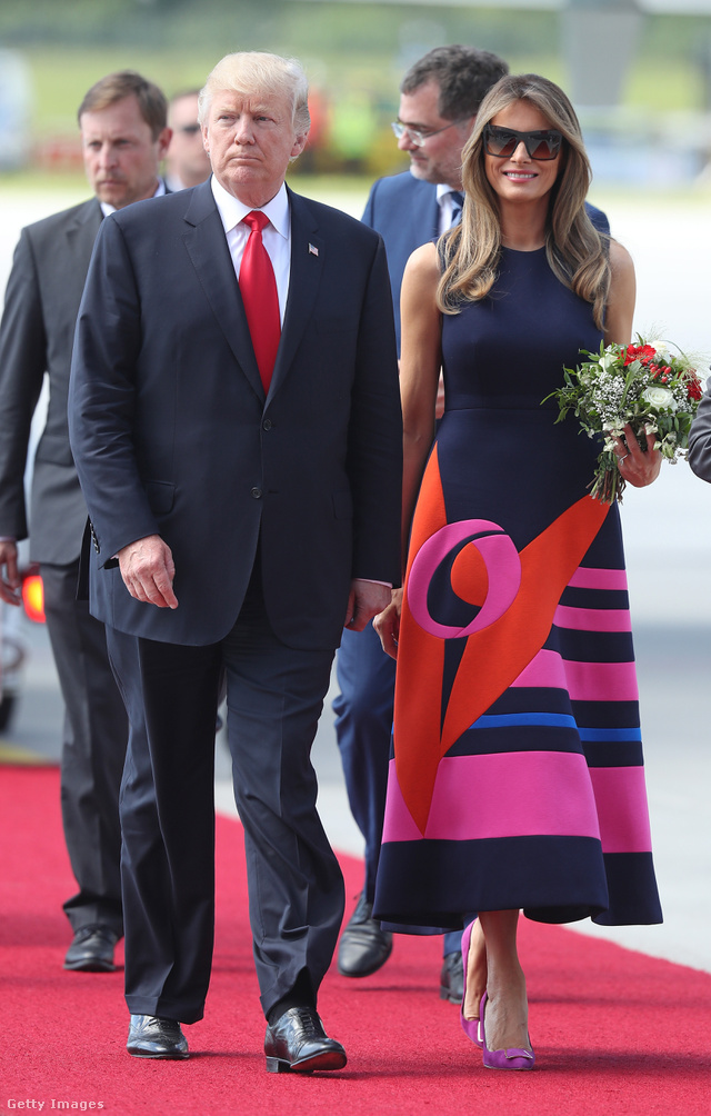 Ebben a Delpozo ruhában érkezett meg Trumpné Varsóból Hamburgba.